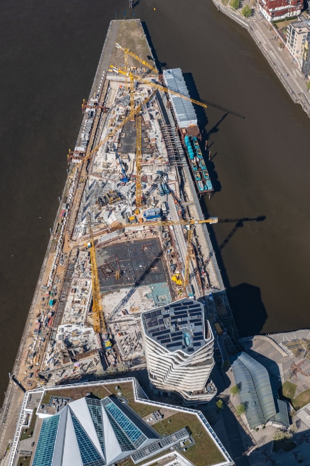 Aerial photograph Hamburg - Construction site to build a new multi-family residential complex of DC DEVELOPMENTS GMBH & CO. KG on Strandkai in the district HafenCity in Hamburg, Germany