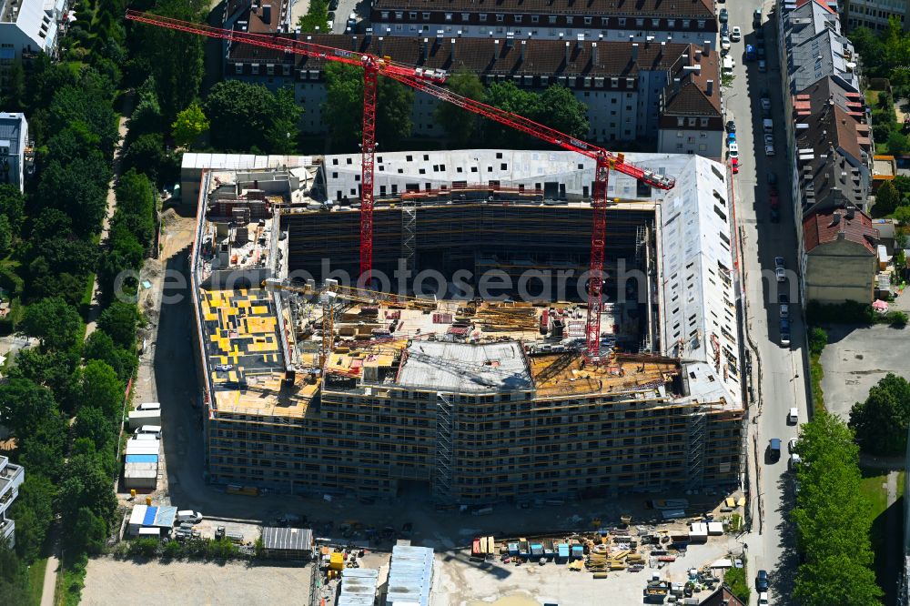 München from the bird's eye view: Construction site to build a new multi-family residential complex Gmunder Hoefe on Gmunder Strasse corner Hofmannstrasse in the district Obersendling in Munich in the state Bavaria, Germany