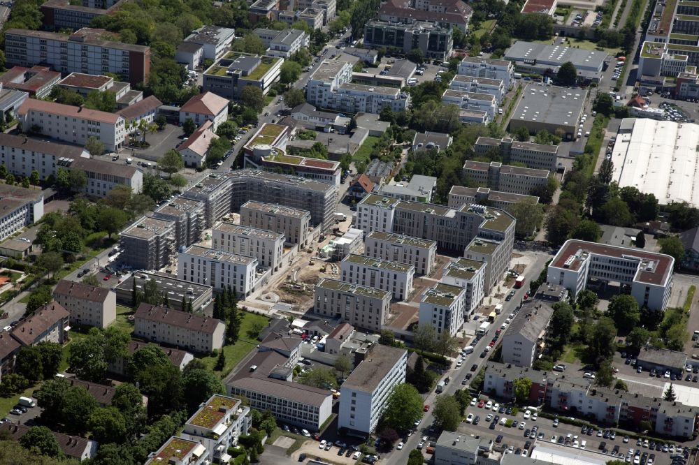 Aerial image Wiesbaden - Construction site to build a new multi-family residential complex a??Gruene Mittea?? on Salierstrasse - Wittelsbacherstrasse in the district Suedost in Wiesbaden in the state Hesse, Germany