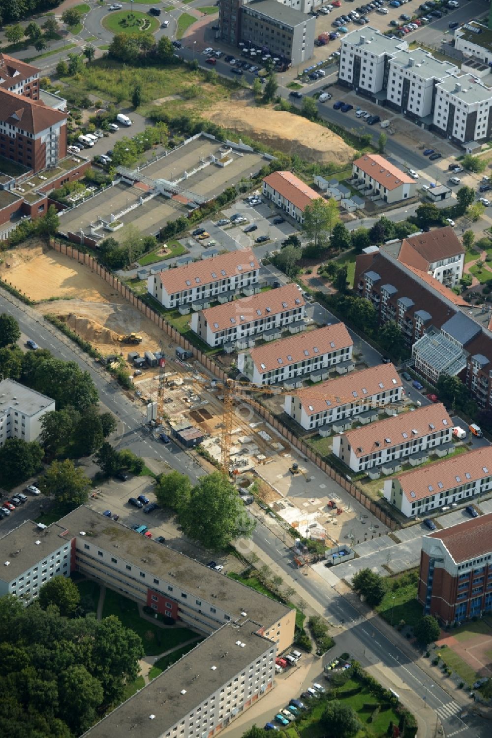 Aerial image Laatzen - Construction site to build a new multi-family residential complex Gutenbergquartier in Laatzen in the state of Lower Saxony. Five new townhouses are being built next to a newly developed residential area