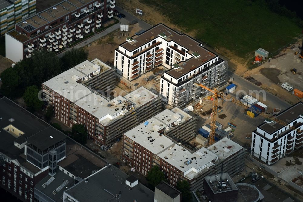 Hamburg from above - Construction site to build a new multi-family residential complex at the Schellerdamm in Hamburg. The HOCHTIEF incorporated company is building, according to instructions of architect Heiner Limbrock, for owner Aurelius Immobilien AG a modern housing area