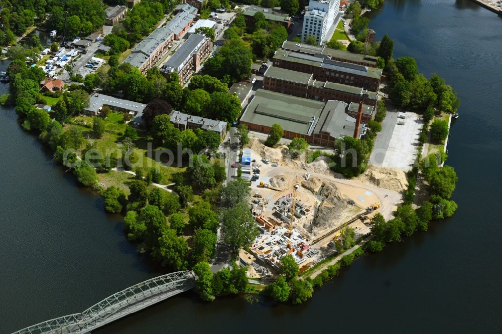Aerial photograph Berlin - Construction site for the construction of an apartment building on the Havel island of Eiswerder in the district of Hakenfelde in Berlin, Germany
