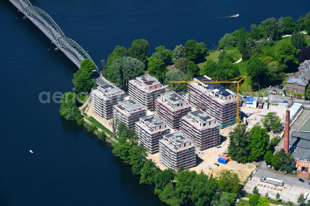 Aerial photograph Berlin - Construction site for the construction of an apartment building on the Havel island of Eiswerder in the district of Hakenfelde in Berlin, Germany
