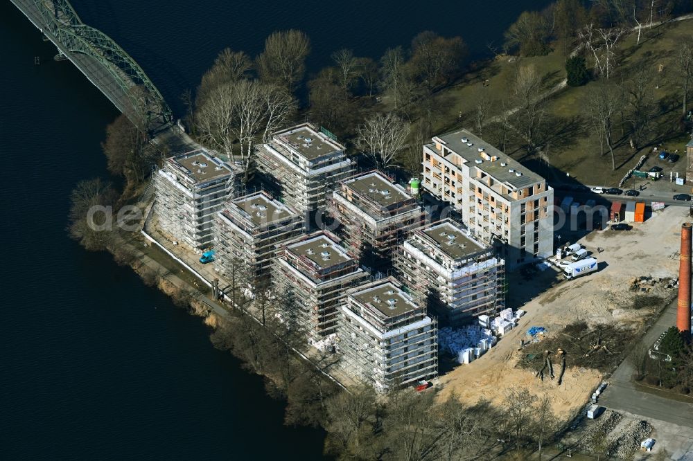 Aerial photograph Berlin - Construction site for the construction of an apartment building on the Havel island of Eiswerder in the district of Spandau Hakenfelde in Berlin, Germany
