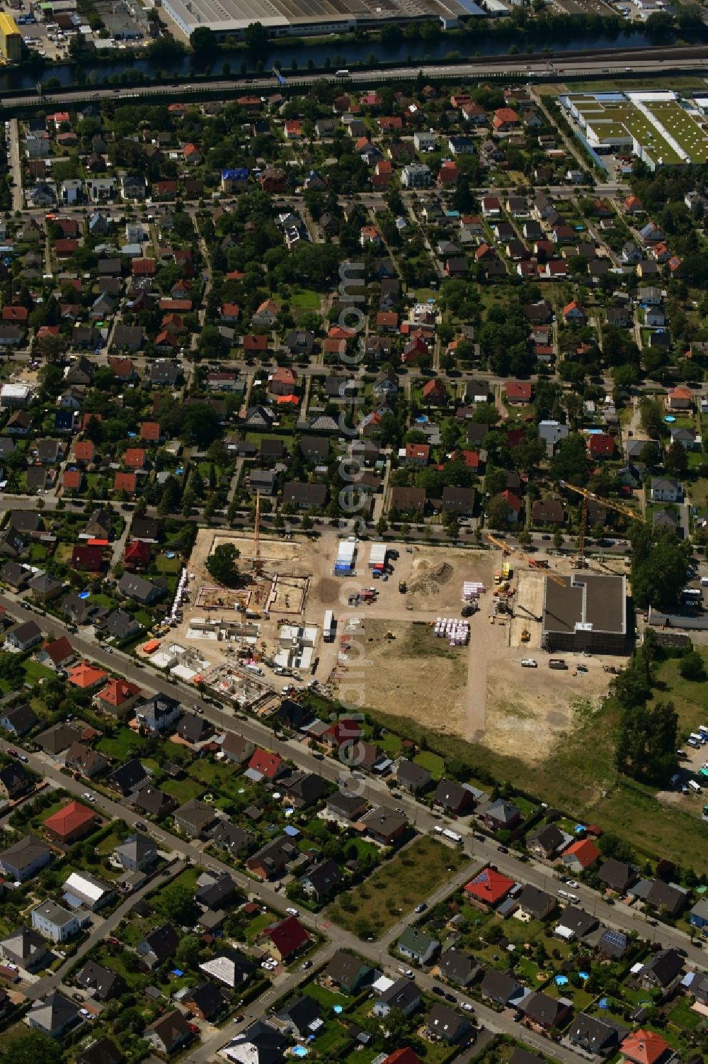 Aerial image Berlin - Construction site to build a new multi-family residential complex of Johannisgaerten between of Strasse am Flugplatz and Melli-Beese-Strasse in the district Johannisthal in Berlin, Germany