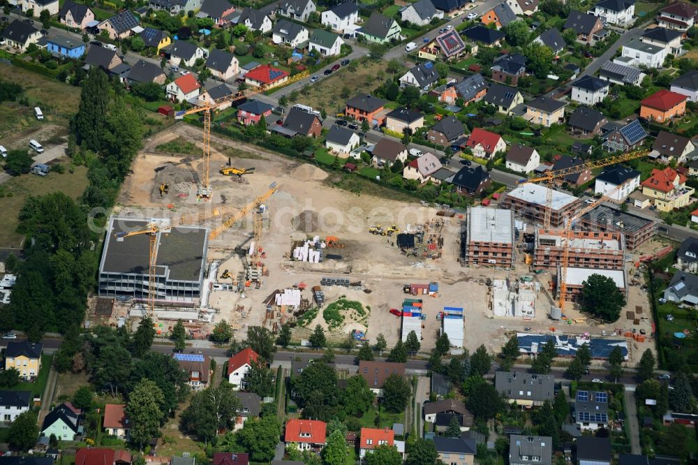 Berlin from the bird's eye view: Construction site to build a new multi-family residential complex of Johannisgaerten between of Strasse am Flugplatz and Melli-Beese-Strasse in the district Johannisthal in Berlin, Germany