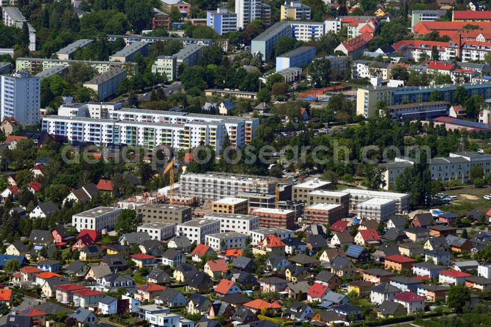 Berlin from the bird's eye view: Construction site to build a new multi-family residential complex of Johannisgaerten between of Strasse am Flugplatz and Melli-Beese-Strasse in the district Johannisthal in Berlin, Germany