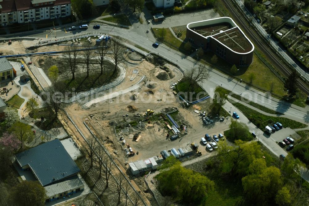 Aerial photograph Rostock - Construction site to build a new multi-family residential complex and eines Kreisverkehrs between Parkstrasse - Satower Strasse - Tiergartenallee overlooking the Neuapostolische Kirche Gemeinde Rostock in Rostock in the state Mecklenburg - Western Pomerania, Germany