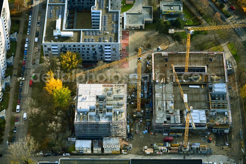 Berlin from the bird's eye view: Construction site to build a new multi-family residential complex Muehlengrund on Rotkamp corner Matenzeile in the district Neu-Hohenschoenhausen in Berlin, Germany