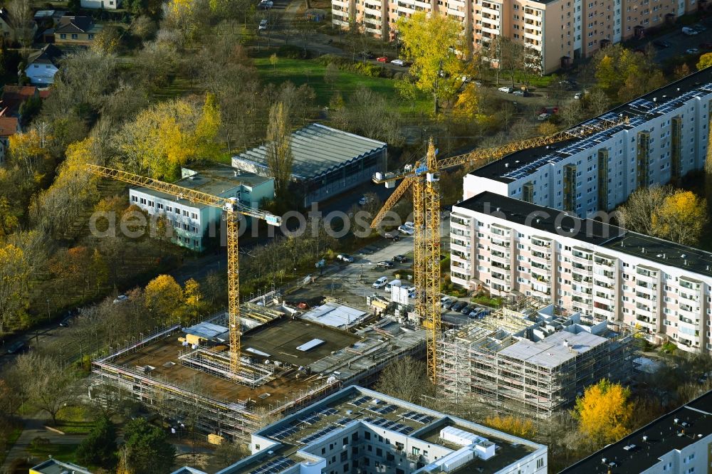 Aerial photograph Berlin - Construction site to build a new multi-family residential complex Muehlengrund on Rotkamp corner Matenzeile in the district Neu-Hohenschoenhausen in Berlin, Germany