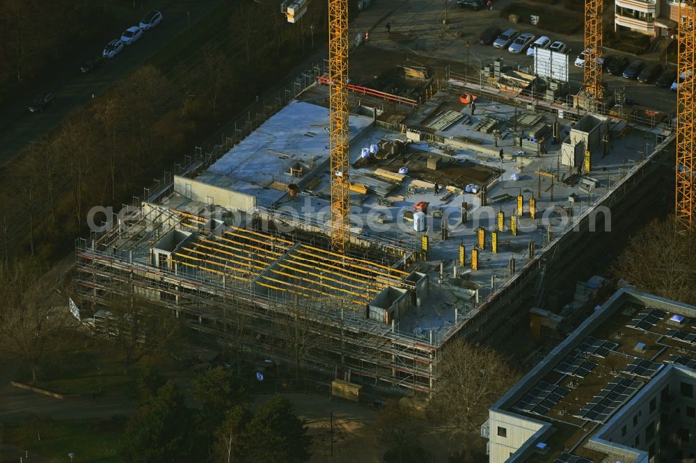 Berlin from the bird's eye view: Construction site to build a new multi-family residential complex Muehlengrund on Rotkamp corner Matenzeile in the district Neu-Hohenschoenhausen in Berlin, Germany