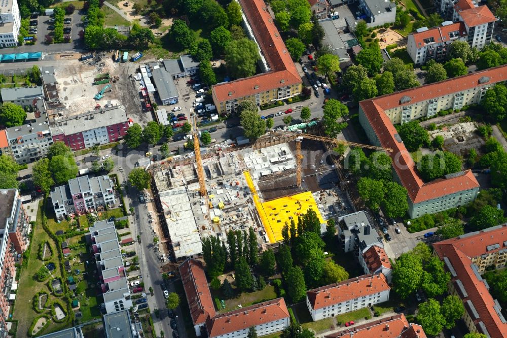 Aerial photograph Berlin - Construction site to build a new multi-family residential complex Mittelstrasse - Simon-Bilivar-Strasse in the district Hohenschoenhausen in Berlin, Germany