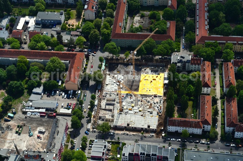 Aerial image Berlin - Construction site to build a new multi-family residential complex Mittelstrasse - Simon-Bilivar-Strasse in the district Hohenschoenhausen in Berlin, Germany