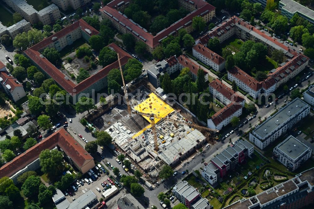 Berlin from above - Construction site to build a new multi-family residential complex Mittelstrasse - Simon-Bilivar-Strasse in the district Hohenschoenhausen in Berlin, Germany