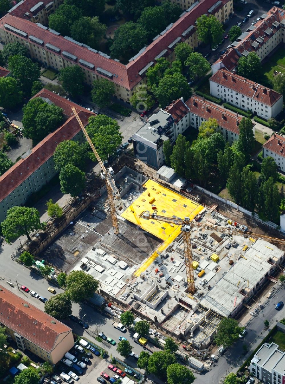 Berlin from the bird's eye view: Construction site to build a new multi-family residential complex Mittelstrasse - Simon-Bilivar-Strasse in the district Hohenschoenhausen in Berlin, Germany