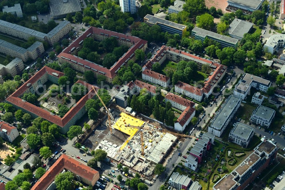 Aerial image Berlin - Construction site to build a new multi-family residential complex Mittelstrasse - Simon-Bilivar-Strasse in the district Hohenschoenhausen in Berlin, Germany