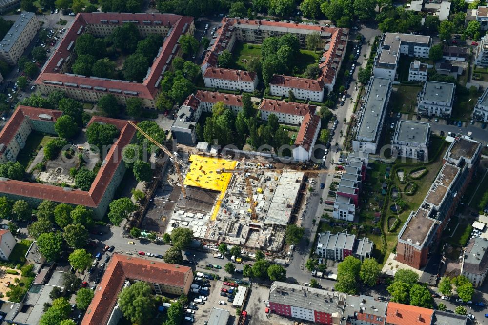 Aerial photograph Berlin - Construction site to build a new multi-family residential complex Mittelstrasse - Simon-Bilivar-Strasse in the district Hohenschoenhausen in Berlin, Germany