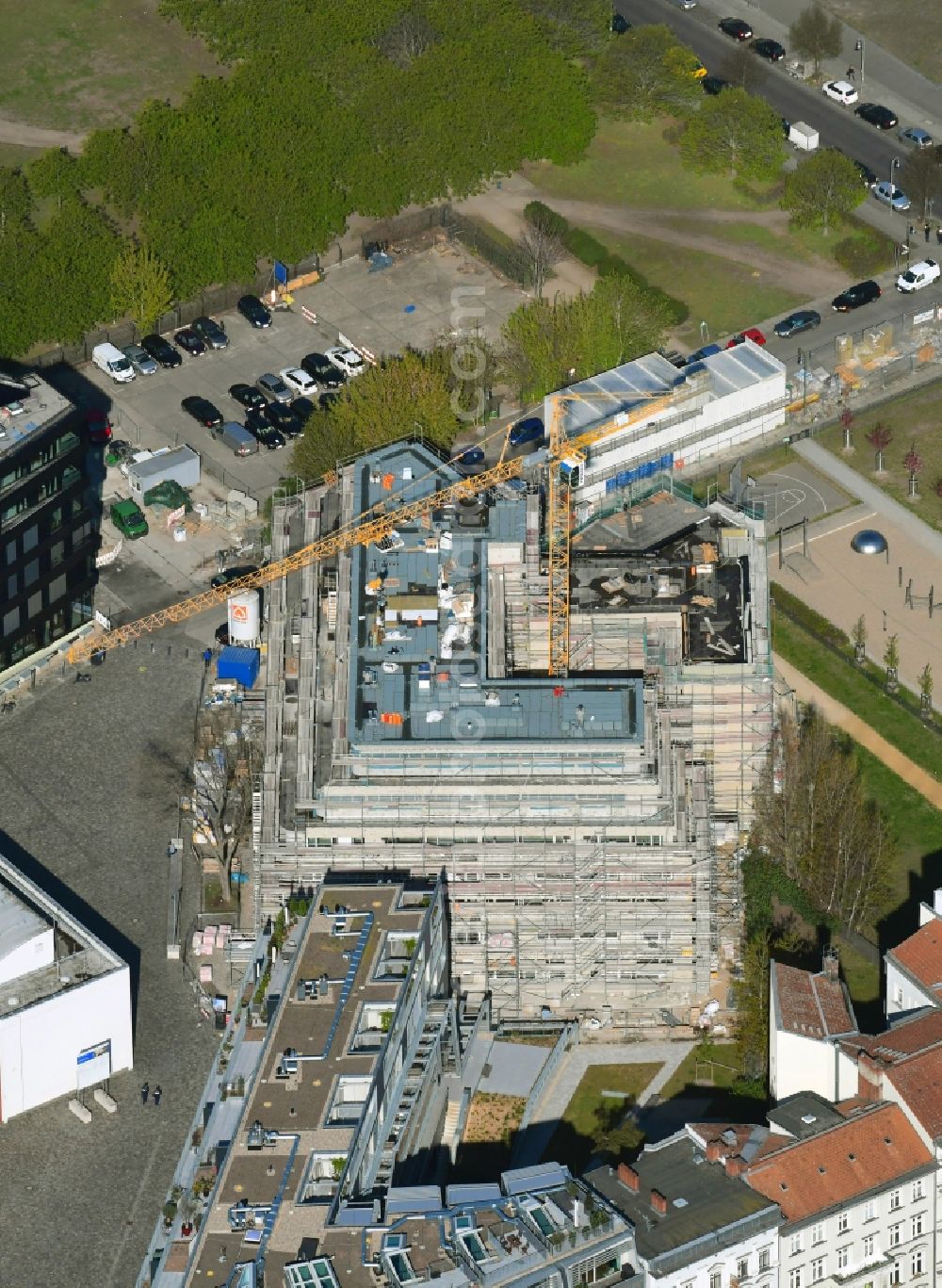 Berlin from the bird's eye view: Construction site to build a new multi-family residential complex NeuHouse on Enckestrasse in the district Kreuzberg in Berlin, Germany