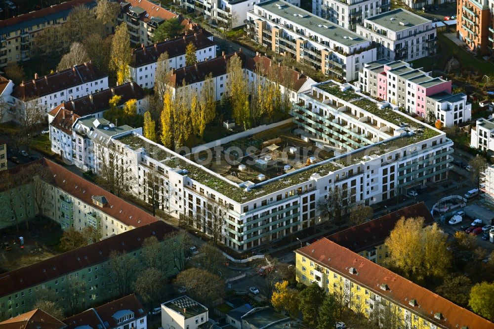 Berlin from the bird's eye view: Construction site to build a new multi-family residential complex Mittelstrasse - Simon-Bilivar-Strasse in the district Hohenschoenhausen in Berlin, Germany