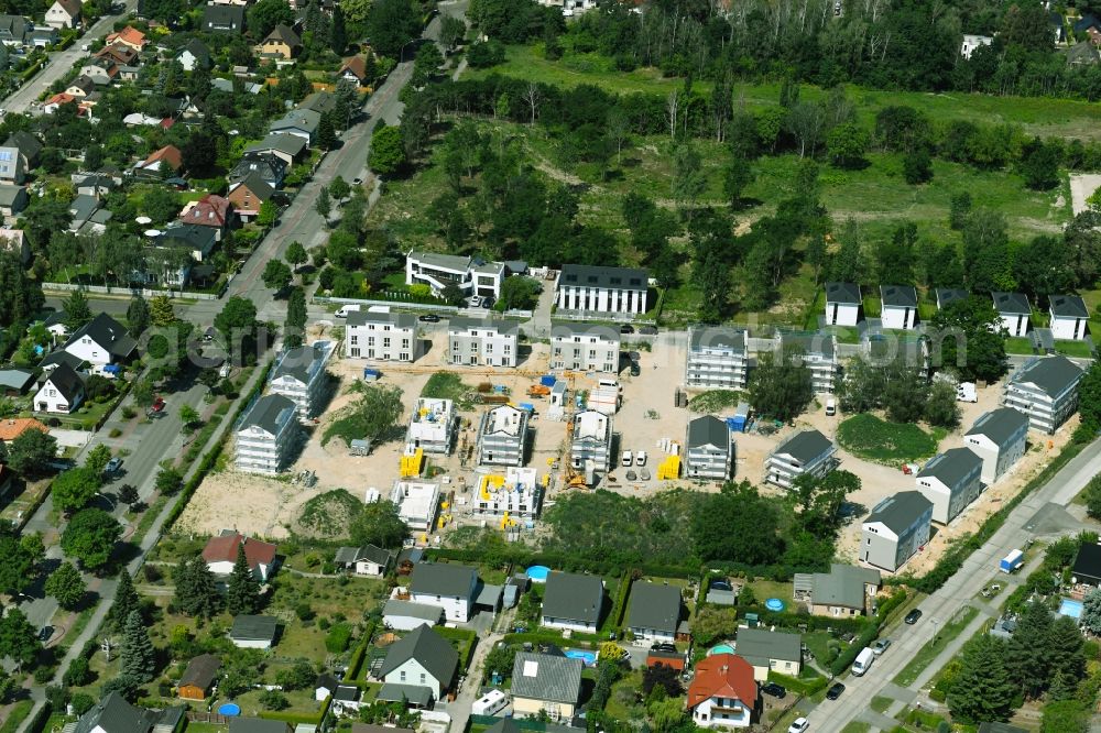 Aerial image Berlin - Construction site to build a new multi-family residential complex Mittelweg - Bohnsdorfer Weg - Wegedornstrasse in the district Altglienicke in Berlin, Germany