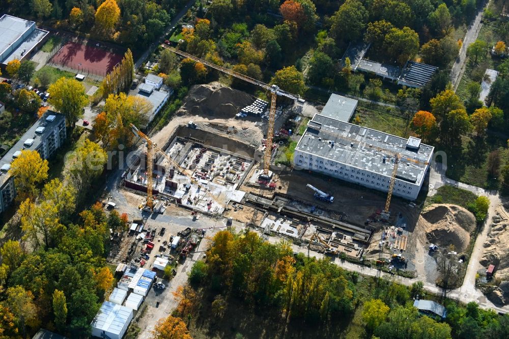 Berlin from the bird's eye view: Construction site to build a new multi-family residential complex on Charlotte-E.Pauly-Strasse in the district Friedrichshagen in Berlin, Germany