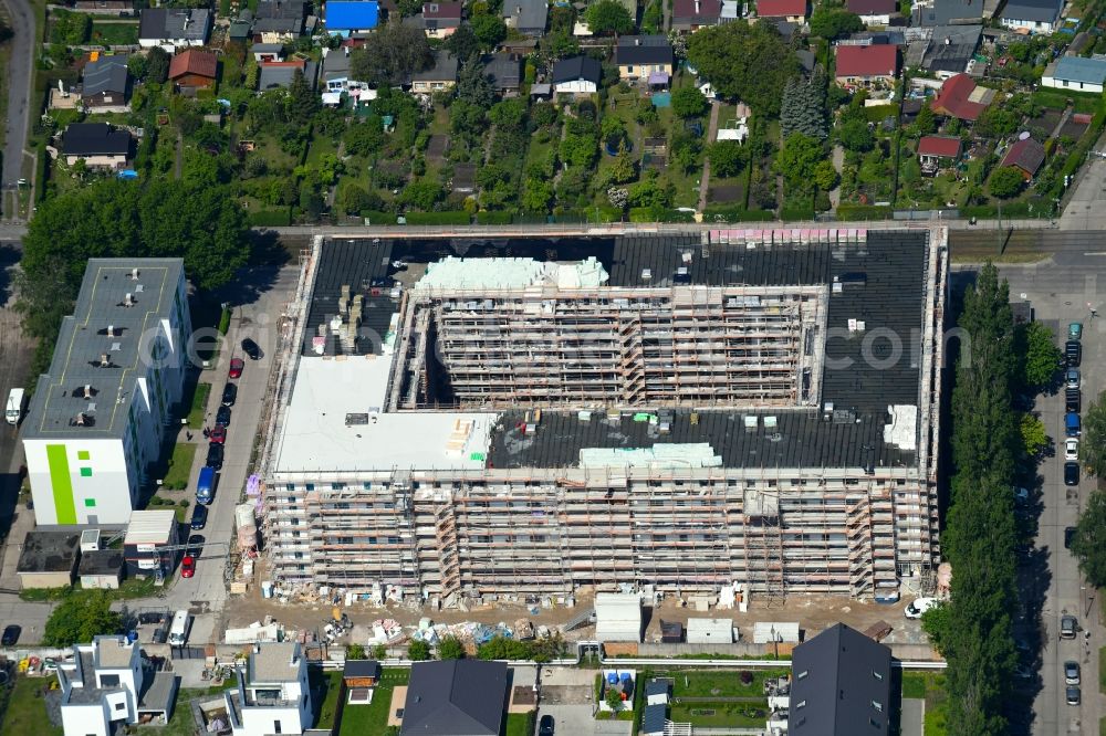 Berlin from the bird's eye view: Construction site to build a new multi-family residential complex Wartenberger Strasse - Anna-Ebermonn-Strasse in the district Hohenschoenhausen in Berlin, Germany