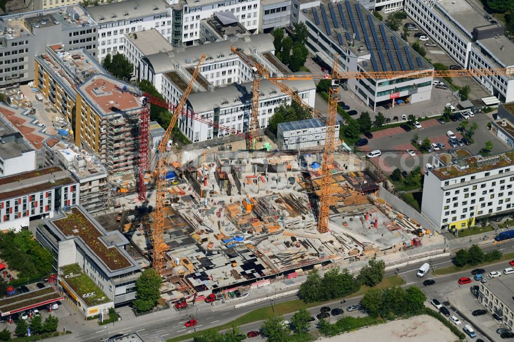 München from the bird's eye view: Construction site to build a new multi-family residential complex Tuebinger Strasse - Hansastrasse in the district Sendling-Westpark in Munich in the state Bavaria, Germany