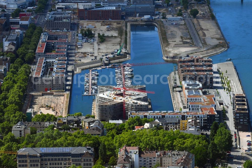 Mainz from the bird's eye view: Construction site to build a new multi-family residential complex PANDION DOXX on the Suedmole in Alten Zollhafen in the district Neustadt in Mainz in the state Rhineland-Palatinate, Germany