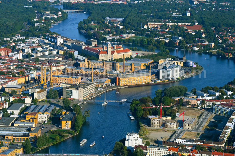 Berlin from the bird's eye view: Construction site to build a new multi-family residential complex Fliessstrasse - Hasselwerder Strasse on river Spree in the district Schoeneweide in Berlin, Germany