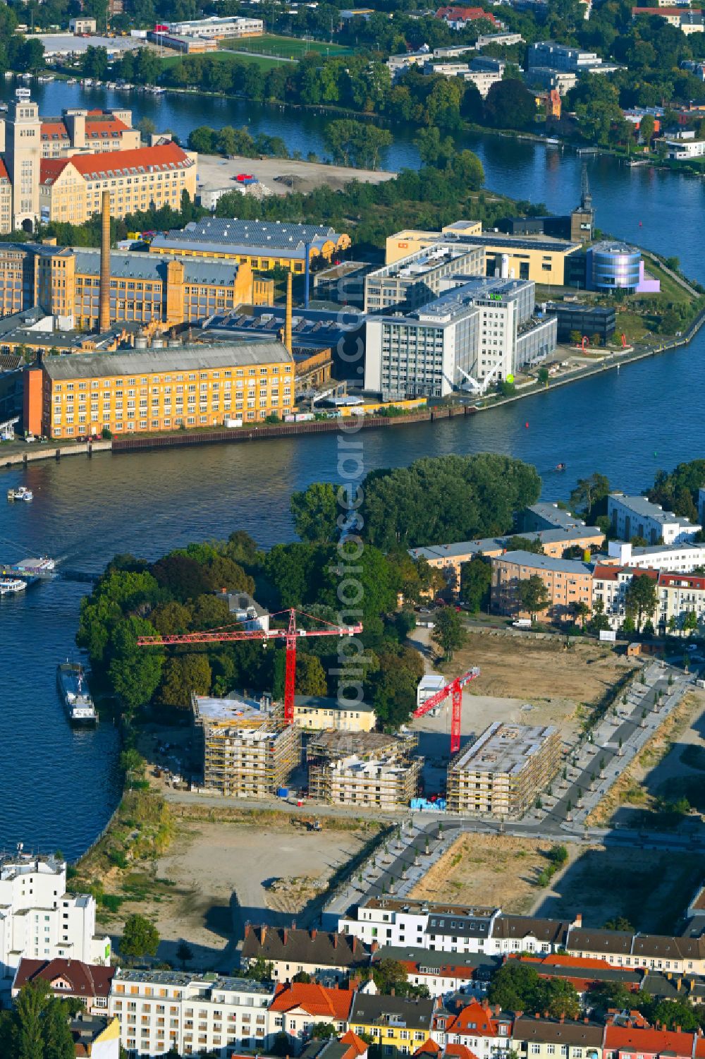 Aerial photograph Berlin - Construction site to build a new multi-family residential complex Fliessstrasse - Hasselwerder Strasse on river Spree in the district Schoeneweide in Berlin, Germany