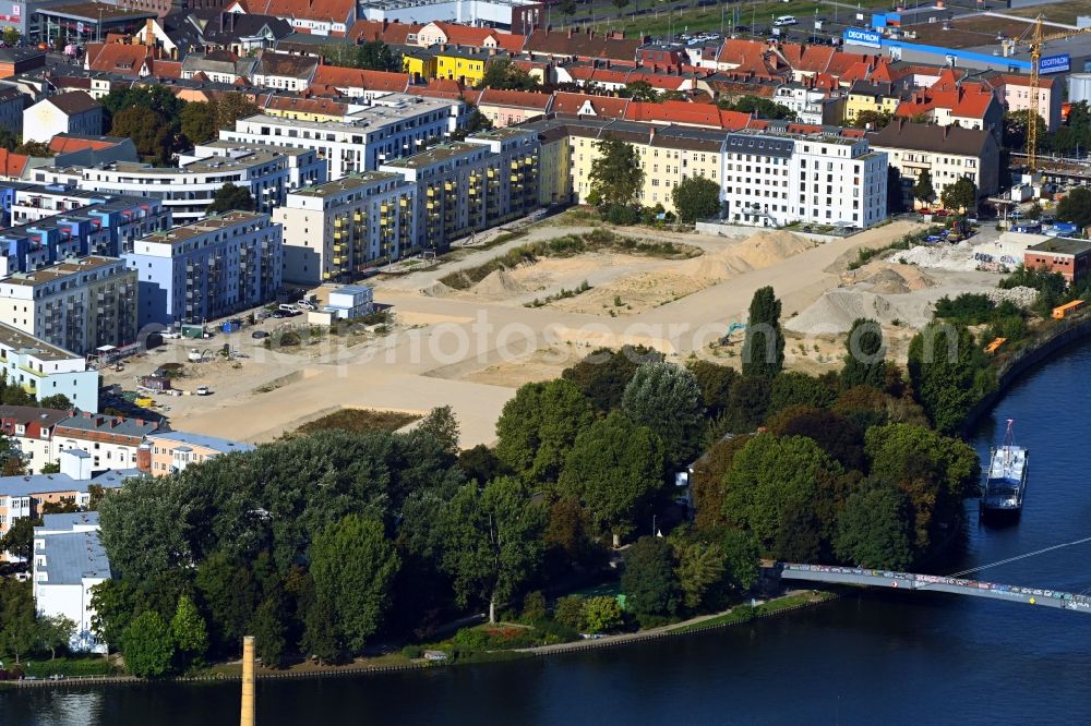 Aerial photograph Berlin - Construction site to build a new multi-family residential complex Fliessstrasse - Hasselwerder Strasse on river Spree in the district Schoeneweide in Berlin, Germany