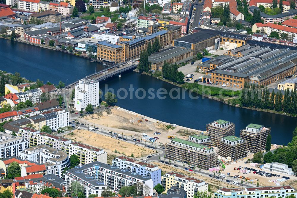 Berlin from above - Construction site to build a new multi-family residential complex Fliessstrasse - Hasselwerder Strasse on river Spree in the district Schoeneweide in the district Schoeneweide in Berlin, Germany