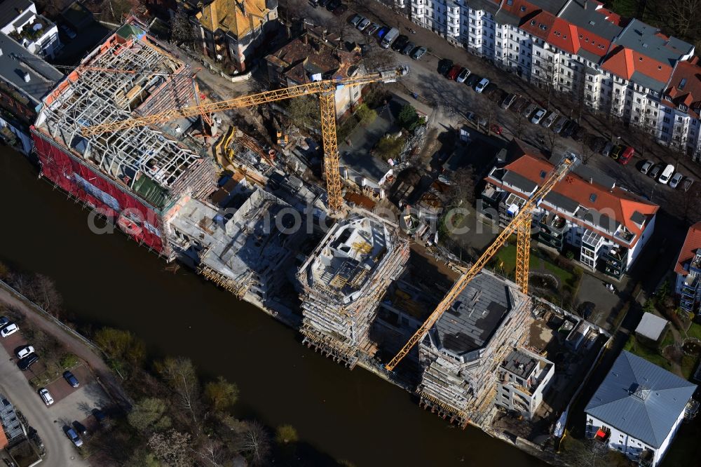 Aerial image Leipzig - Construction site to build a new multi-family residential complex LE RIVERHOUSES on Holbeinstrasse on river Weisse Elster in the district Schleussig in Leipzig in the state Saxony