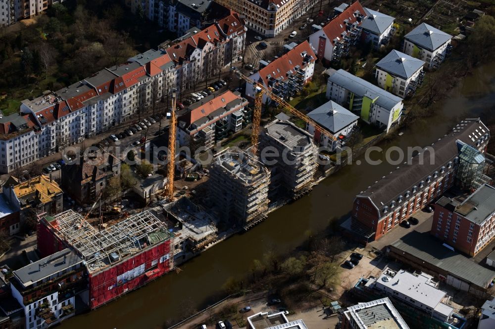 Leipzig from the bird's eye view: Construction site to build a new multi-family residential complex LE RIVERHOUSES on Holbeinstrasse on river Weisse Elster in the district Schleussig in Leipzig in the state Saxony