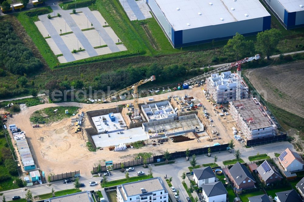 Schönefeld from above - Construction site to build a new multi-family residential complex Stadthaeuser on Park on street Alfred-Doeblin-Allee - Grossziethener Weg in Schoenefeld in the state Brandenburg, Germany