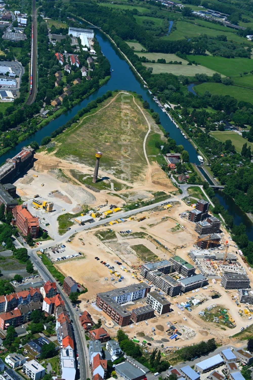 Hannover from the bird's eye view: Construction site to build a new multi-family residential complex Wasserstadt Limmer in the district Limmer in Hannover in the state Lower Saxony, Germany