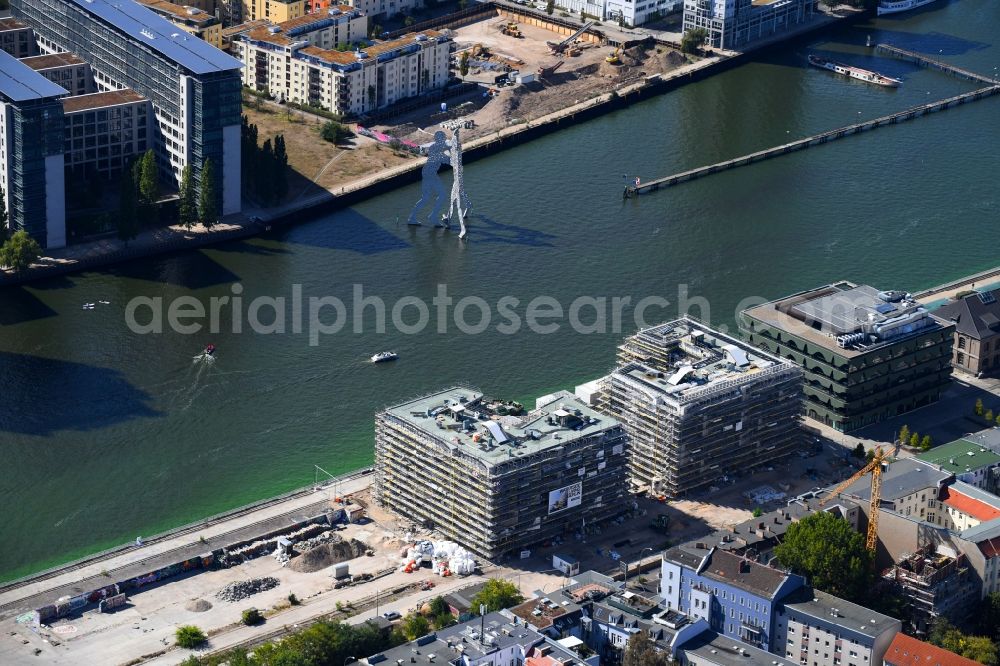 Berlin from the bird's eye view: Construction site to build a new multi-family residential complex WAVE WATERSIDE LIVING BERLIN on the former Osthafen port on Stralauer Allee in the district Friedrichshain in Berlin, Germany
