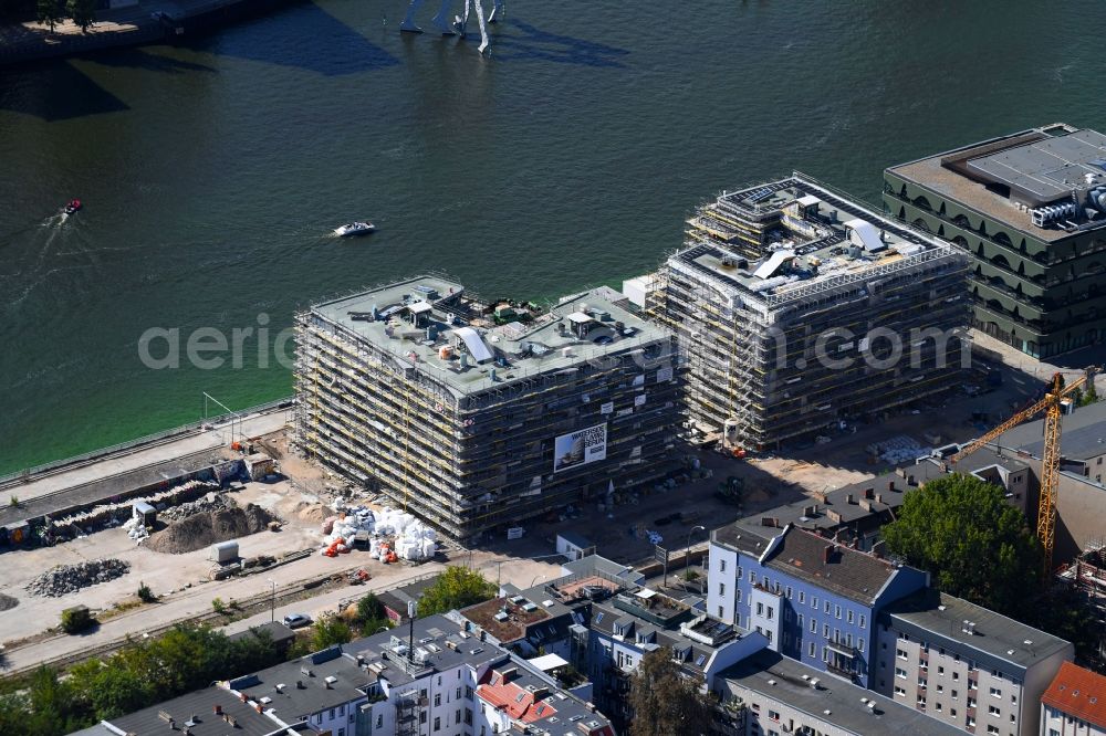 Aerial photograph Berlin - Construction site to build a new multi-family residential complex WAVE WATERSIDE LIVING BERLIN on the former Osthafen port on Stralauer Allee in the district Friedrichshain in Berlin, Germany
