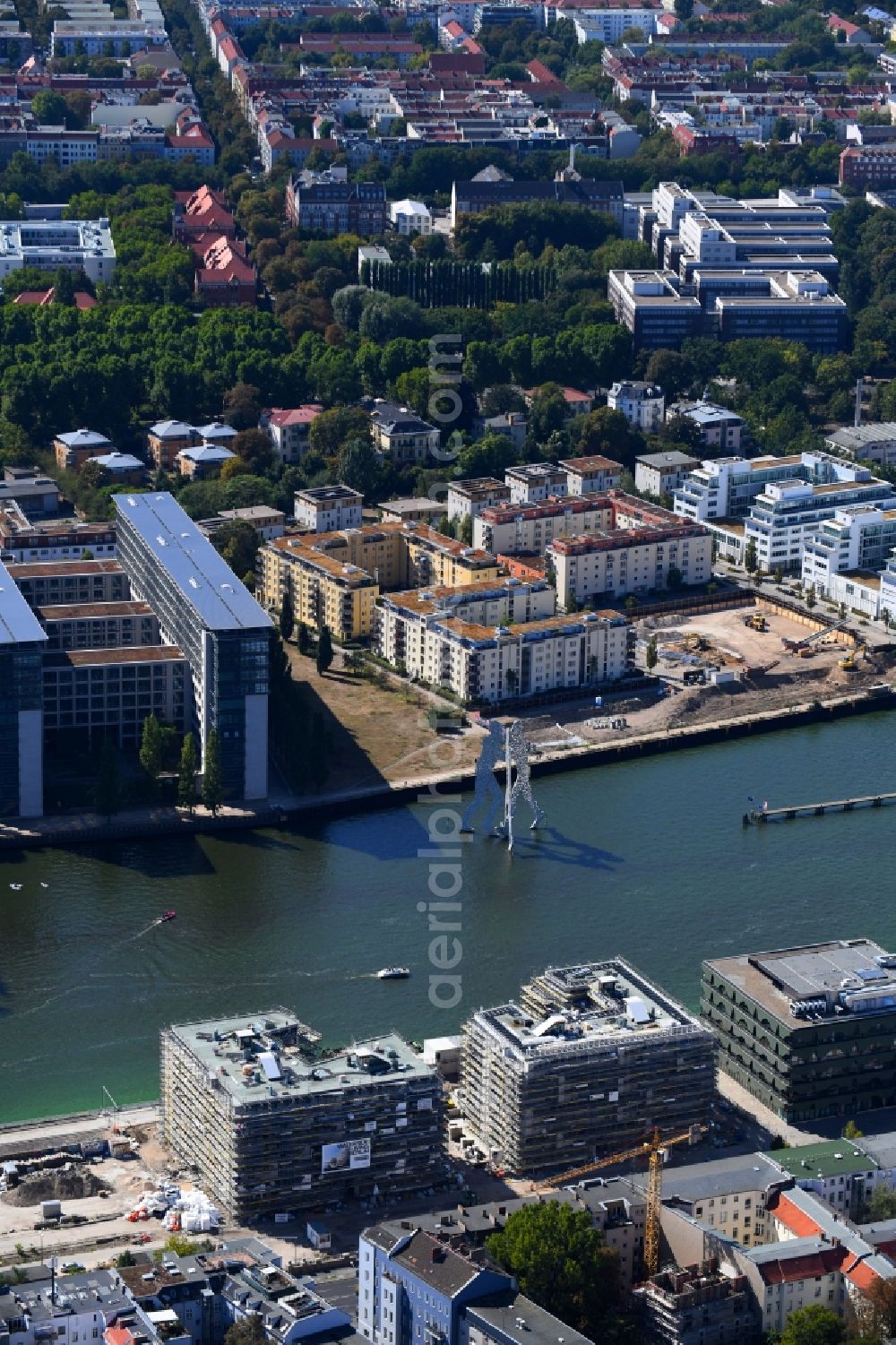 Berlin from the bird's eye view: Construction site to build a new multi-family residential complex WAVE WATERSIDE LIVING BERLIN on the former Osthafen port on Stralauer Allee in the district Friedrichshain in Berlin, Germany