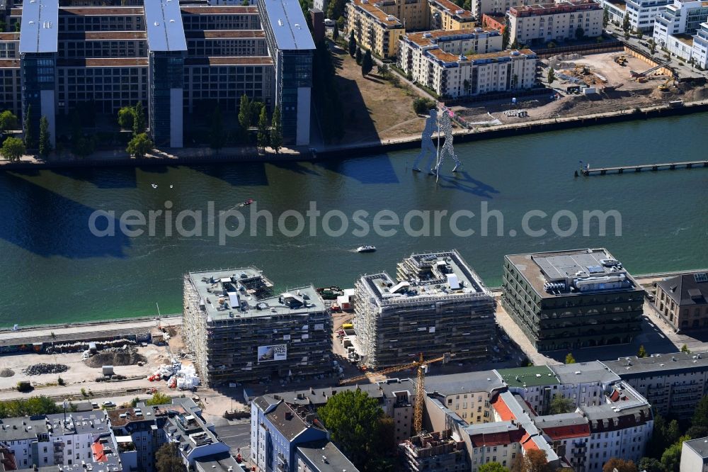 Aerial photograph Berlin - Construction site to build a new multi-family residential complex WAVE WATERSIDE LIVING BERLIN on the former Osthafen port on Stralauer Allee in the district Friedrichshain in Berlin, Germany