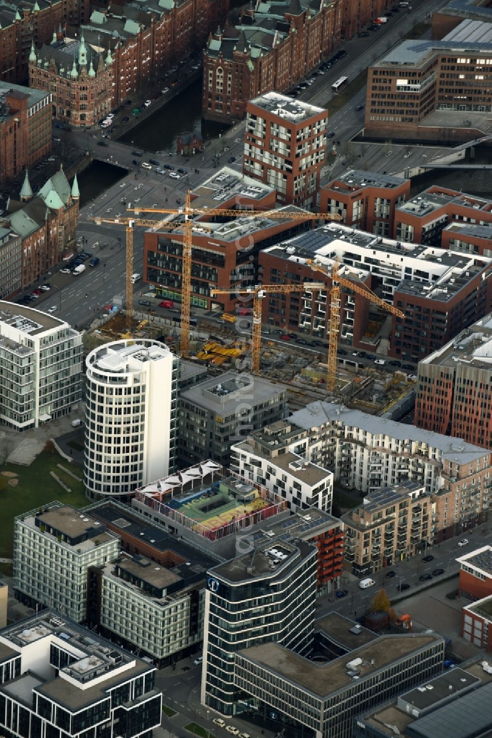 Aerial image Hamburg - Construction site to build a new multi-family residential complex Am Sandtorpark - Tokiostrasse comany Max Boegl in the district Hafencity in Hamburg