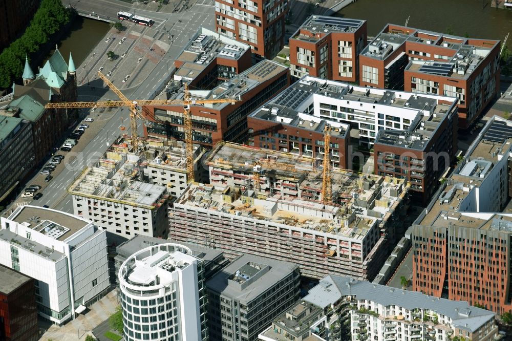 Hamburg from the bird's eye view: Construction site to build a new multi-family residential complex Am Sandtorpark - Tokiostrasse comany Max Boegl in the district Hafencity in Hamburg