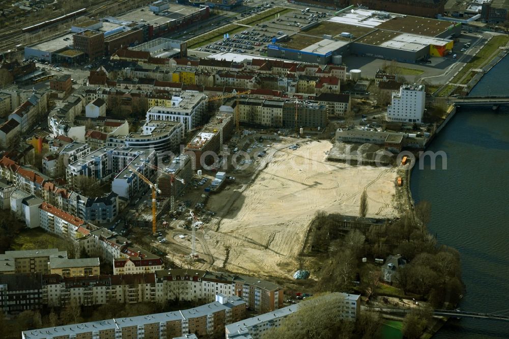 Berlin from above - Construction site for the construction of an apartment building WOHNWERK am Spreeknie by BUWOG Bautraeger GmbH between Spreestrasse, Fliessstrasse and Hasselwerder Strasse in the Schoeneweide district in Berlin, Germany