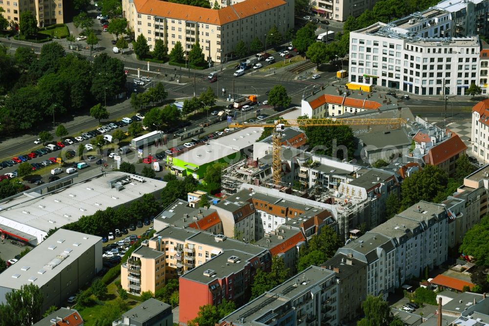 Berlin from the bird's eye view: Construction site to build a new multi-family residential complex on Lehderstrasse in the district Prenzlauer Berg in Berlin, Germany