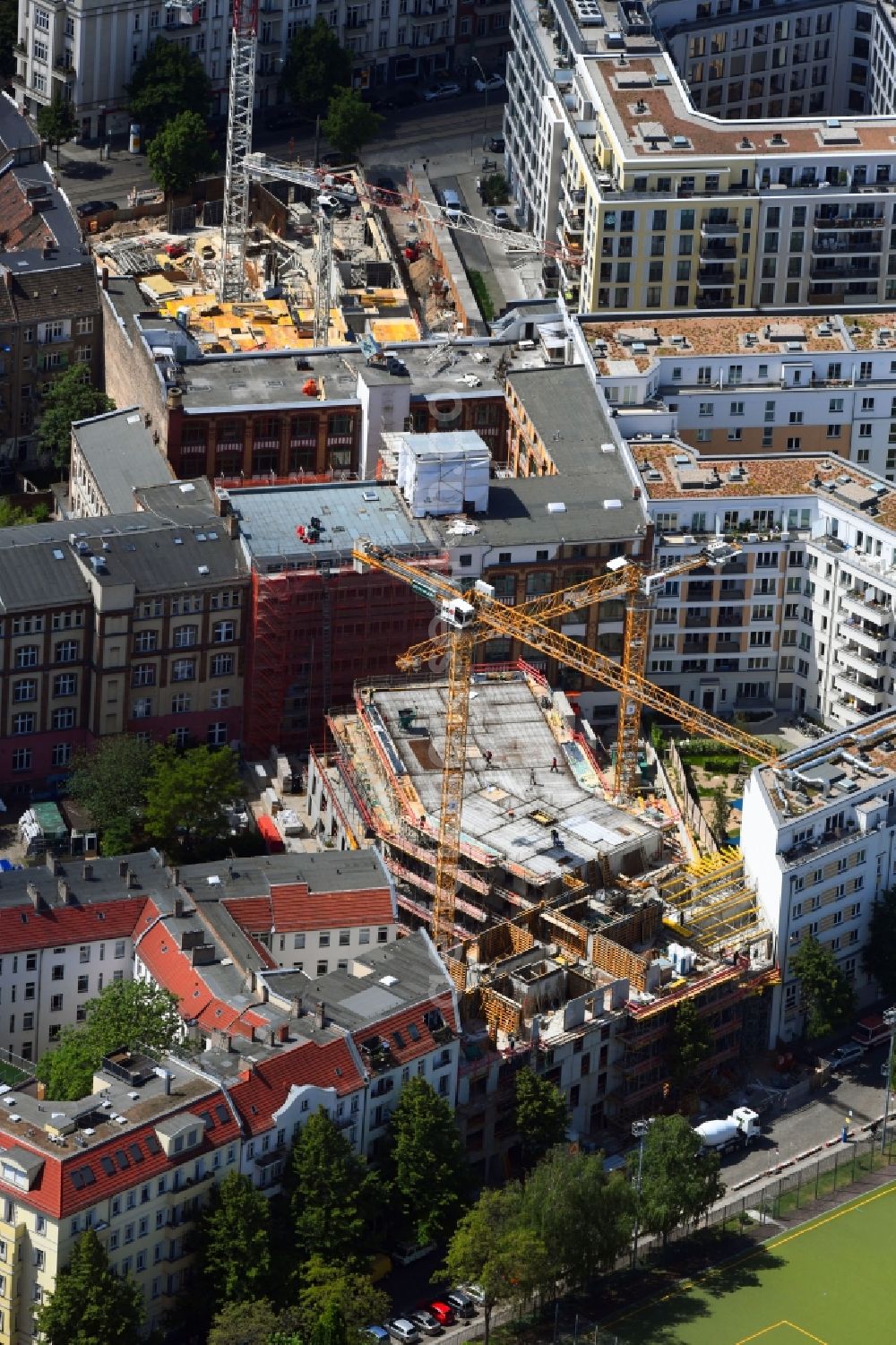 Aerial image Berlin - Construction site to build a new multi-family residential complex the Schreibfederhoefe on Weserstrasse and Box Seven at Freudenberg- Areal on Boxhagener Strasse in the district Friedrichshain in Berlin, Germany