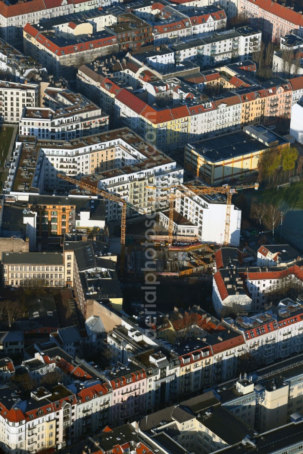 Berlin from the bird's eye view: Construction site to build a new multi-family residential complex the Schreibfederhoefe on Weserstrasse in the district Friedrichshain in Berlin, Germany