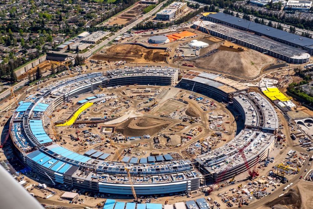 Cupertino from the bird's eye view: Construction for the new building of the new Apple Campus Spaceship in Cupertino - Silicon Valley Federal State California in USA