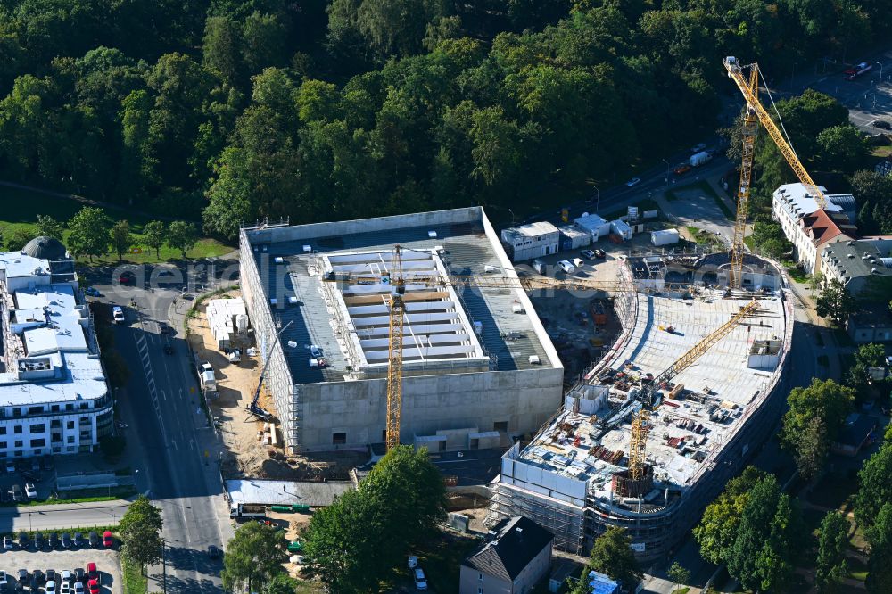 Bernau from the bird's eye view: Construction site for the new parking garage and Mehrzweckhalle on Ladeburger Chaussee - Jahnstrasse - Ladeburger Strasse in Bernau in the state Brandenburg, Germany