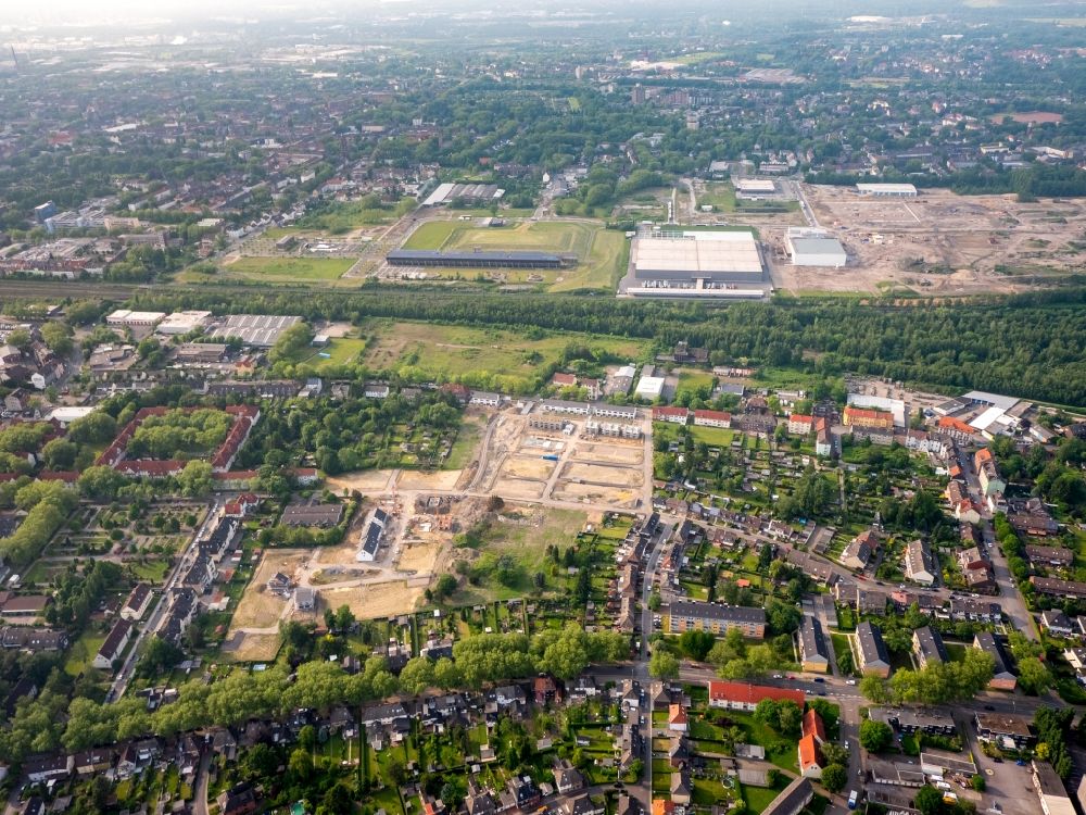 Aerial image Gelsenkirchen - Construction site for the new building of row houses and a residential area in the South of Almastrasse in Gelsenkirchen in the state of North Rhine-Westphalia. The area is being developed by Vista Reihenhaus GmbH & Co.KG