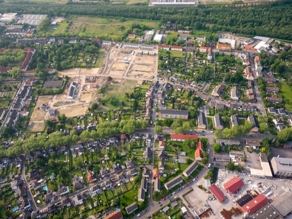 Aerial photograph Gelsenkirchen - Construction site for the new building of row houses and a residential area in the South of Almastrasse in Gelsenkirchen in the state of North Rhine-Westphalia. The area is being developed by Vista Reihenhaus GmbH & Co.KG